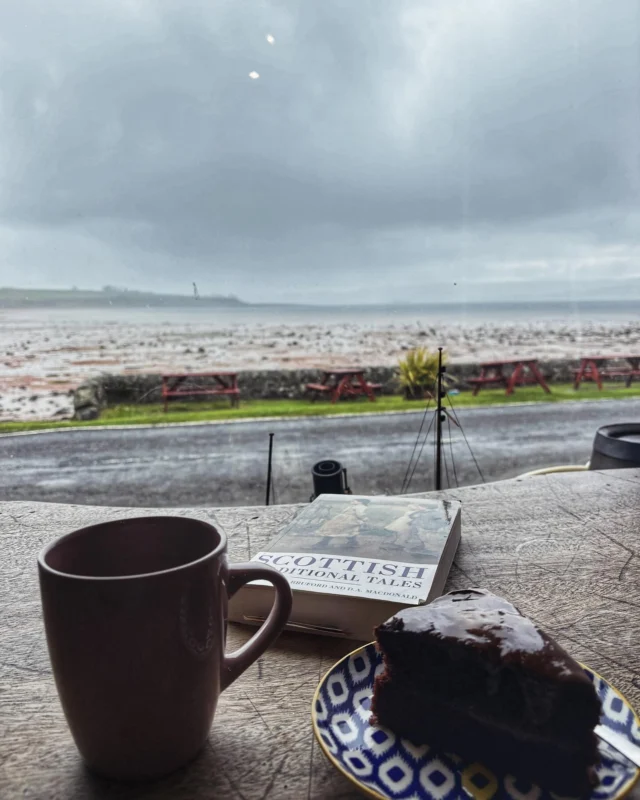 Every post office should offer coffee and cake and a refuge from the rain. Waiting out the weather before a hike, because it’s Scotland and an island and in 10 minutes it will change.
(And who can say no to a warm slice of chocolate cake with butterscotch drizzle !)
💙thanks to the nice gal behind the counter for the delish suggestion! 
.
.
#scottishweather 
#coffeeandcake #scottishdesserts 
#islandlife #kilchattanbay #kilchattanbaytearoom #kilchattanpostoffice #isleofbute #bute
#scotland 
#eatgoodlivewellenjoylife