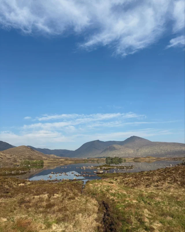 The country that needs no filter … 🏴󠁧󠁢󠁳󠁣󠁴󠁿 Scotland! 
Day 1 on our NC500 trip, early start north, soaking in 📍Glencoe & all her beauty! 
Made it to 📍Dunbeath, which I feel is an ideal first night stop off! We stayed at Dunbeath Coastal Retreats, pod cabins perfectly perched above the old harbor, with fabulous views from my porch hot tub! They have a small pub next door with delish wood fired pizza too. 
And another great NC500 overnight-option is the historic old harbour town of 📍Helmsdale, where now it’s best known for recreational salmon fishing, and we had great fun chatting with the friendly locals for a Sunday afternoon sip at the @belgravearms pub 🍻! 
.
#nc500route #nc500 
#scottishroadtrip 
#glencoe #dunbeath 
#eatgoodlivesellenjoylife