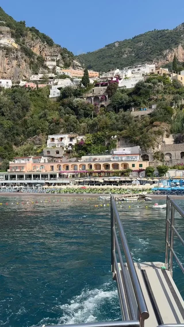 📍Amalfi Coast… a gorgeous bit of Italy to enjoy a day out relaxing on a boat taking in the beautiful & dramatic coast line! 
.
.
#yachtlife #amalficoast 
#emeraldgrotto #amalfi #positano 
#hotelpupetto #keyrowtours 
#lovemyguests 
#traveldirectorlife
#eatgoodlivewellenjoylife